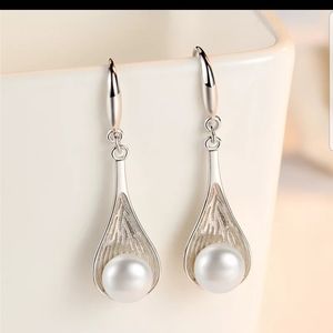 Pearl earrings. Silver s925.